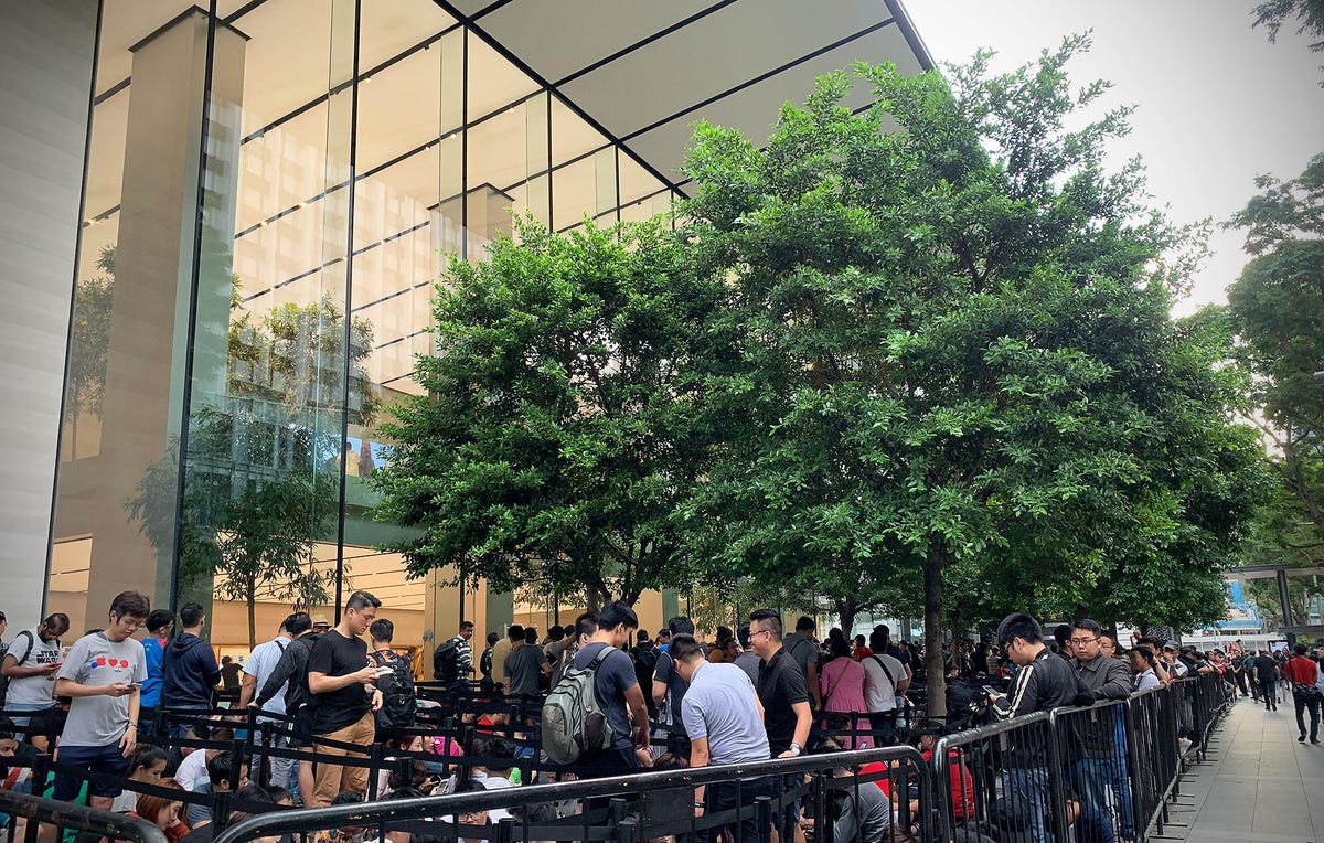There's a sizable crowd at the Apple Store in Singapore as the doors open to start sales of the iPhone XS and XS Max.