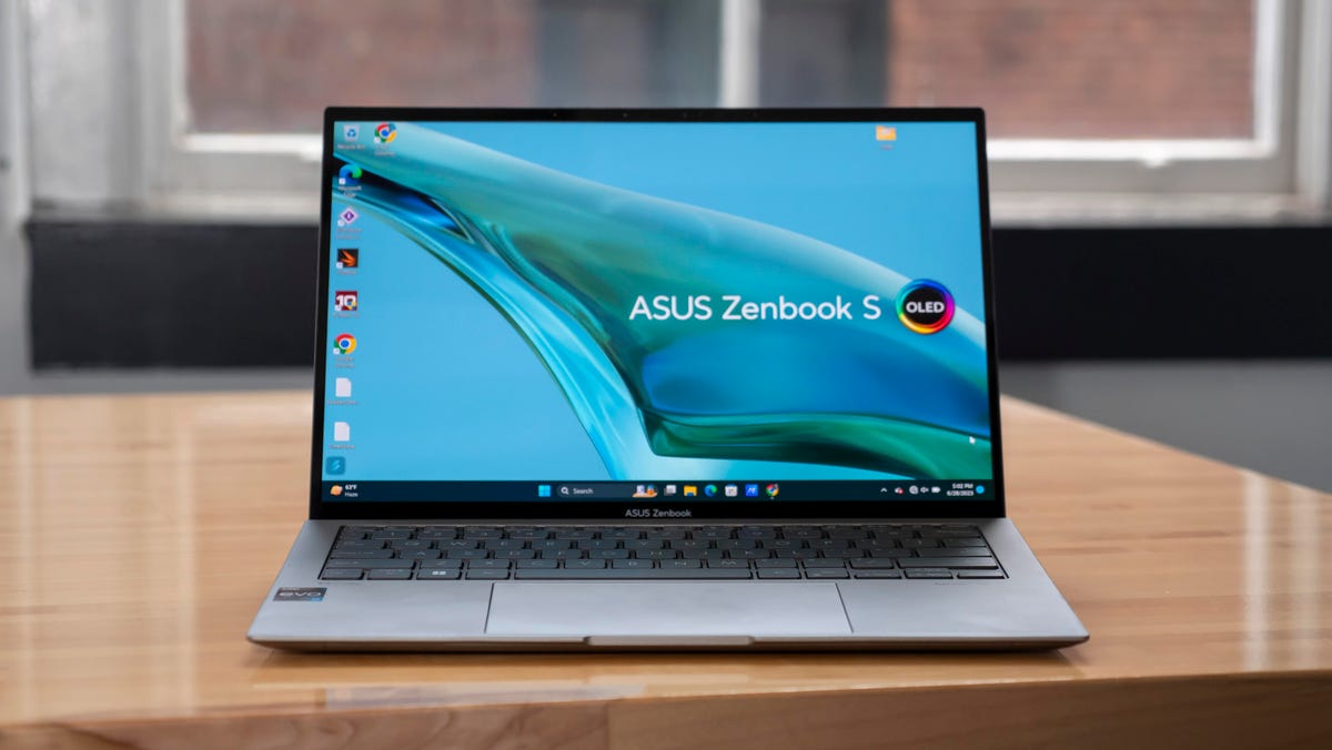 Máy tính xách tay Asus Zenbook S 13 OLED 13 inch mở trên bàn.