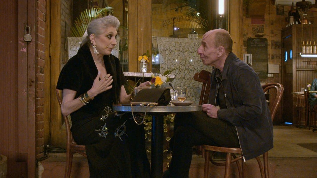 Un hombre y una mujer comparten mesa en el reality show de Netflix Dating Around.