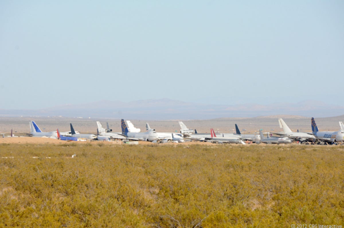 Many_planes_at_Mojave.jpg