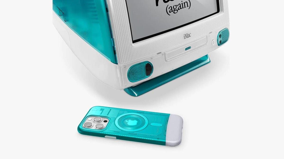 Um iPhone em uma capa azul brilhante fica abaixo de um iMac G3 azul bondi.