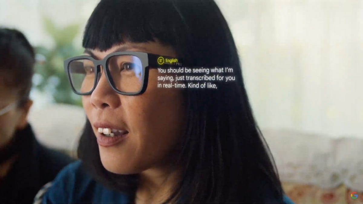 Une capture d'écran d'un ver asiatique portant des lunettes AR de Google avec du texte traduit superposé dessus.