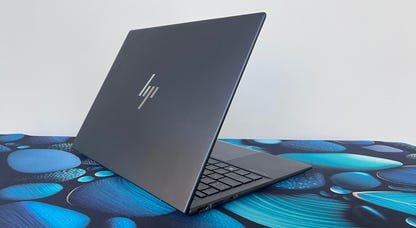 HP Dragonfly G4 turned to show the matte-black lid