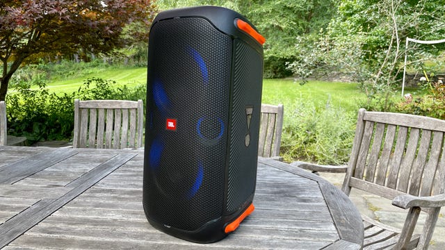 jbl-partybox-110-outdoors