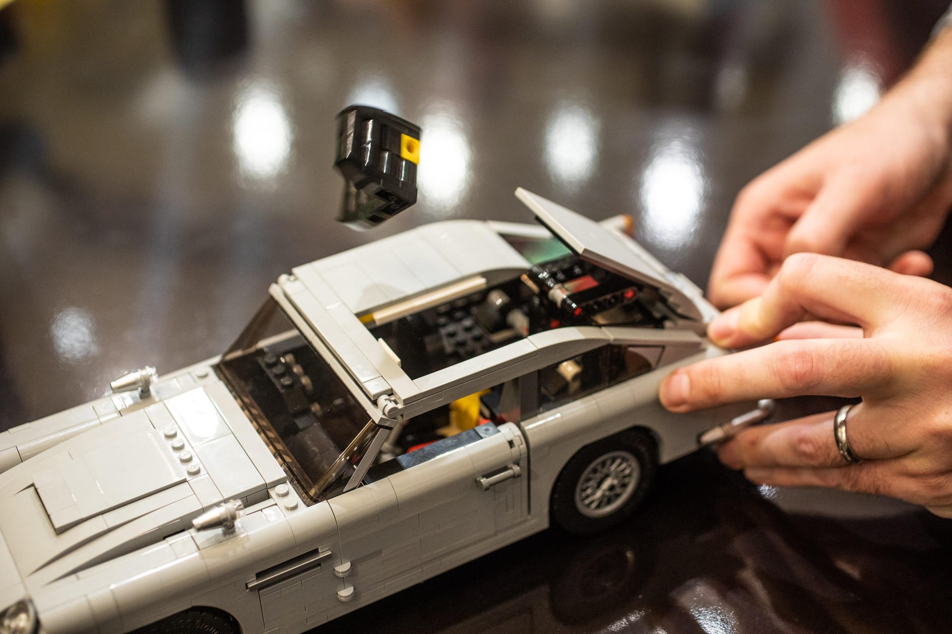 halvkugle prototype ovn Lego James Bond Aston Martin DB5 thrills with working ejector seat - CNET