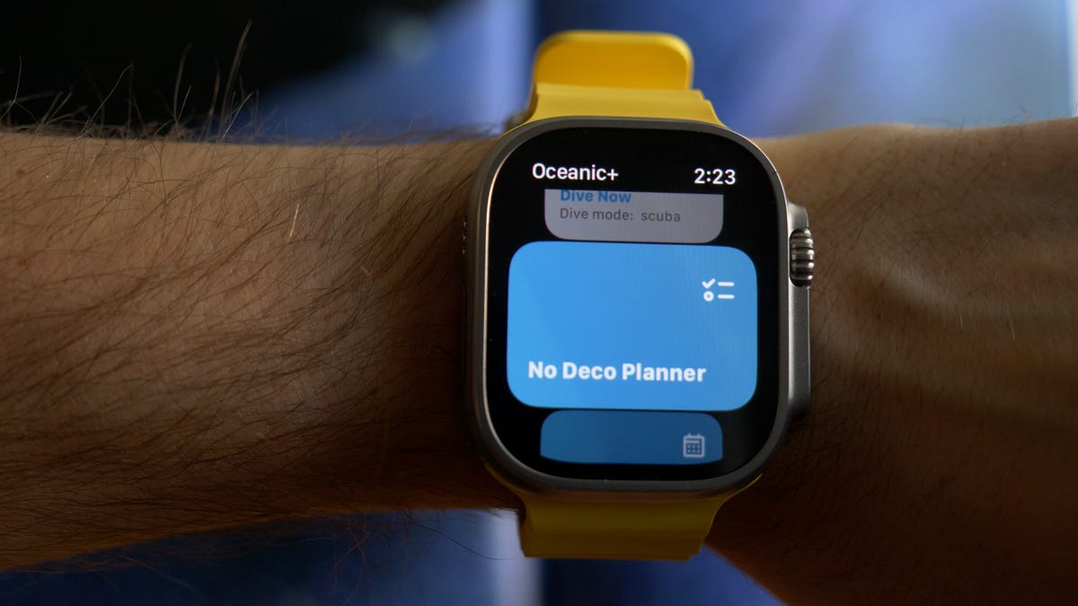 Apple Watch Ultra on man's wrist with Oceanic dive planning app