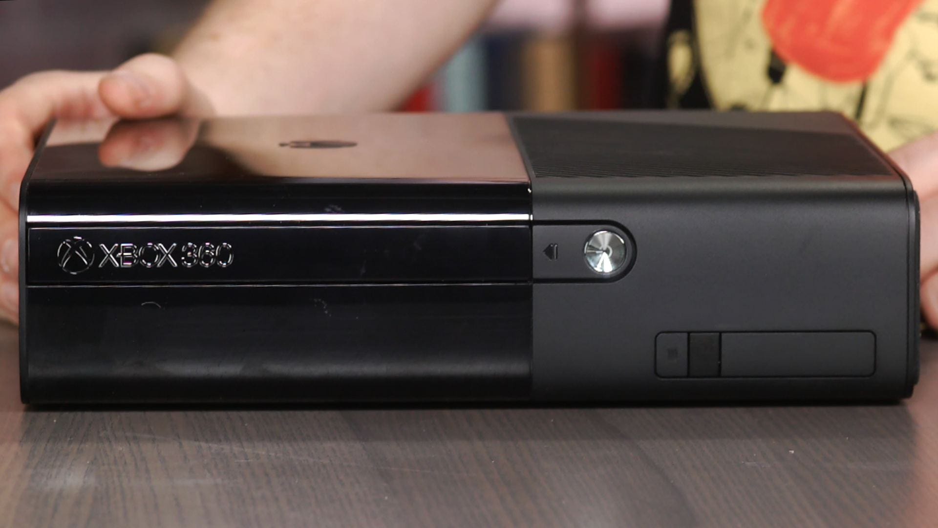 Хбокс 360 е. Xbox 360 e USB. Xbox 360 vs Xbox 360 e. Xbox 360 e разъемы. Xbox 360 e красный индикатор.