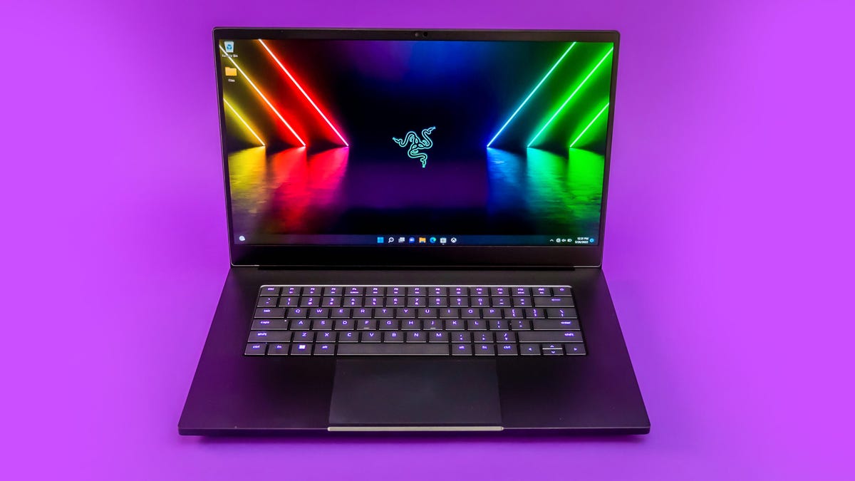 Ноутбук Razer Blade 15 2022 года на фиолетовом фоне