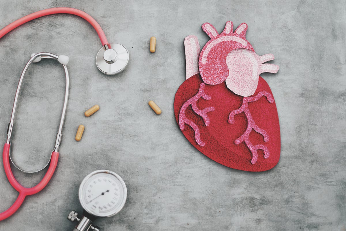 Une illustration d'un coeur et d'un stéthoscope sur un fond gris
