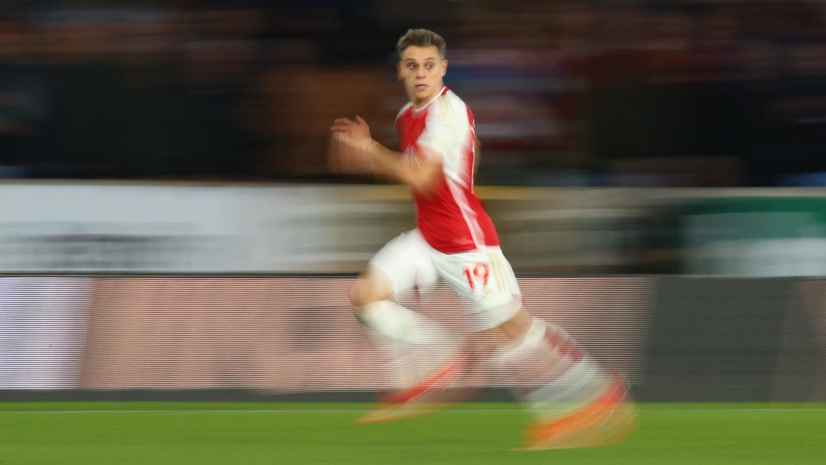 Motion-blurred image of Arsneal's Leandro Trossard running, looking over his right shoulder.