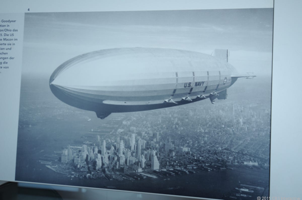 Photo_of_US_Navy_zeppelin_over_NY.jpg