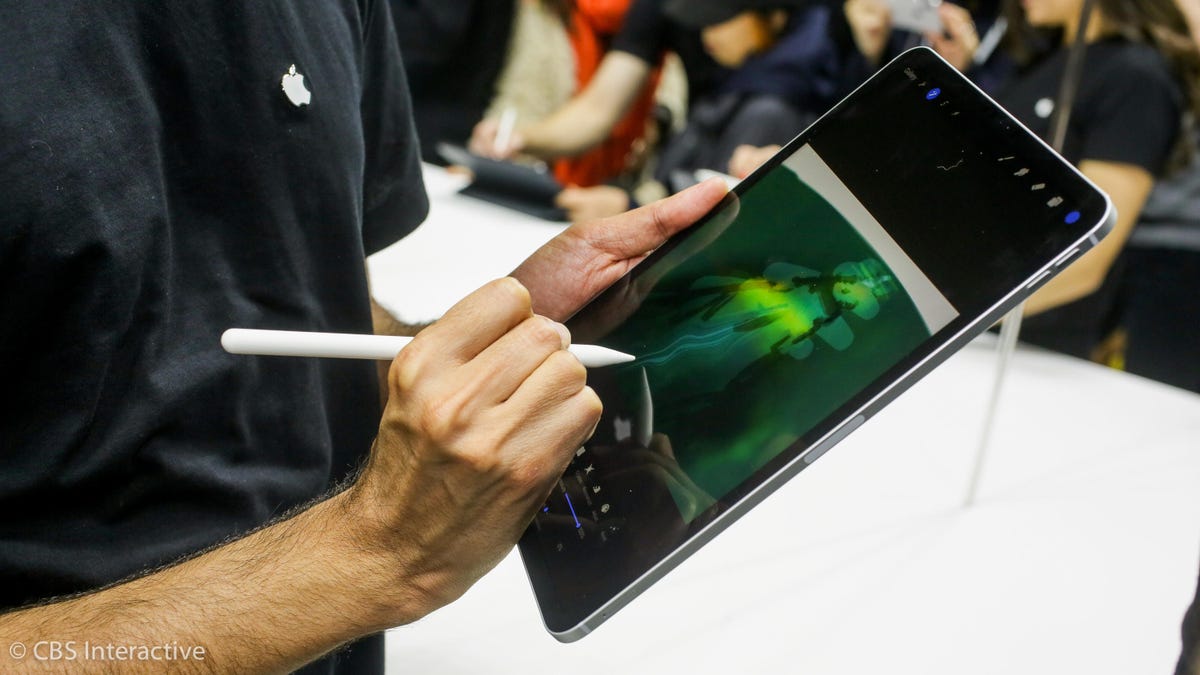 Someone is drawing on the iPad Pro 2018 with the Apple Pencil