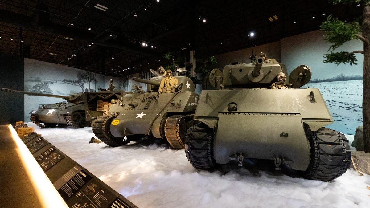 Tres tanques de la época de la Segunda Guerra Mundial sobre un lecho de nieve artificial.