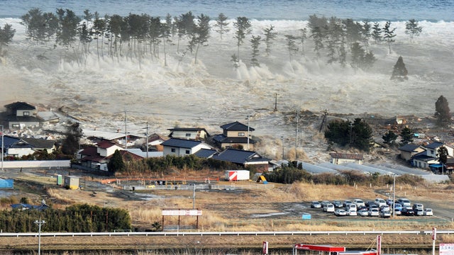 JapanTsunamiWave.JPG