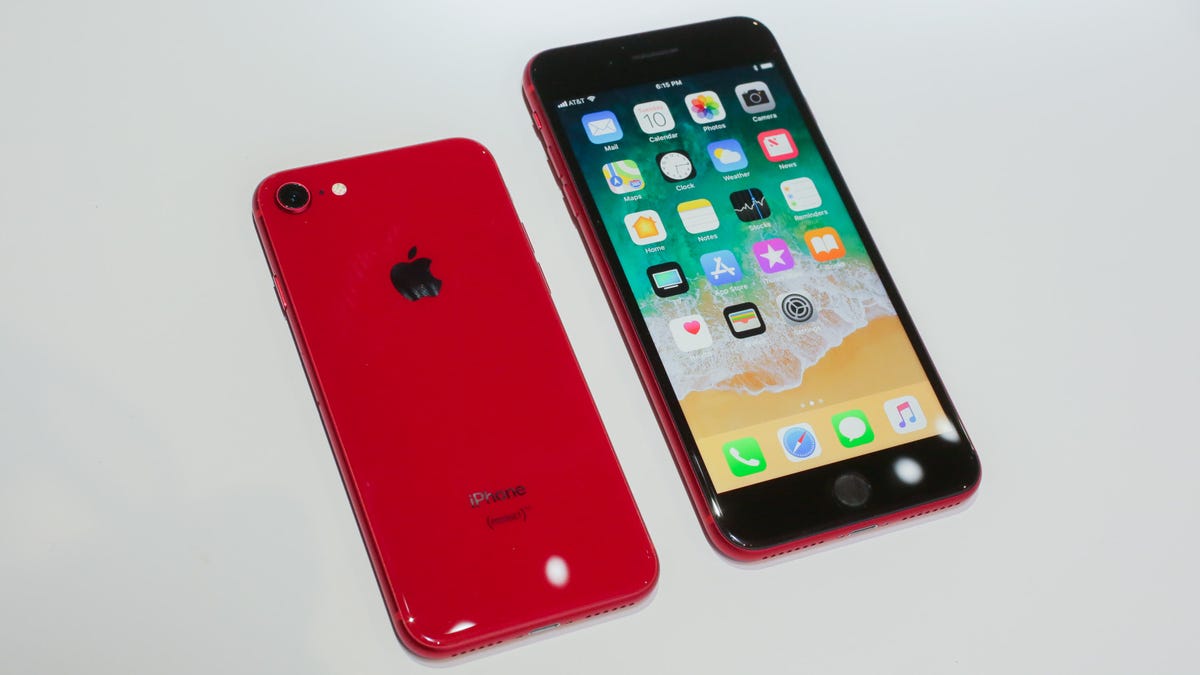 mode Vaccinere Aubergine Hands-on with Apple's new red iPhone 8 and 8 Plus - CNET