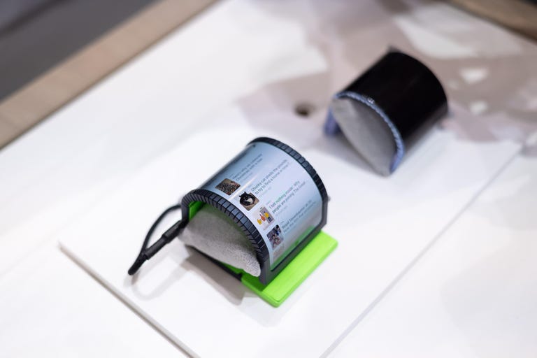 samsung-rollable-wearable-oled-display-concept-09