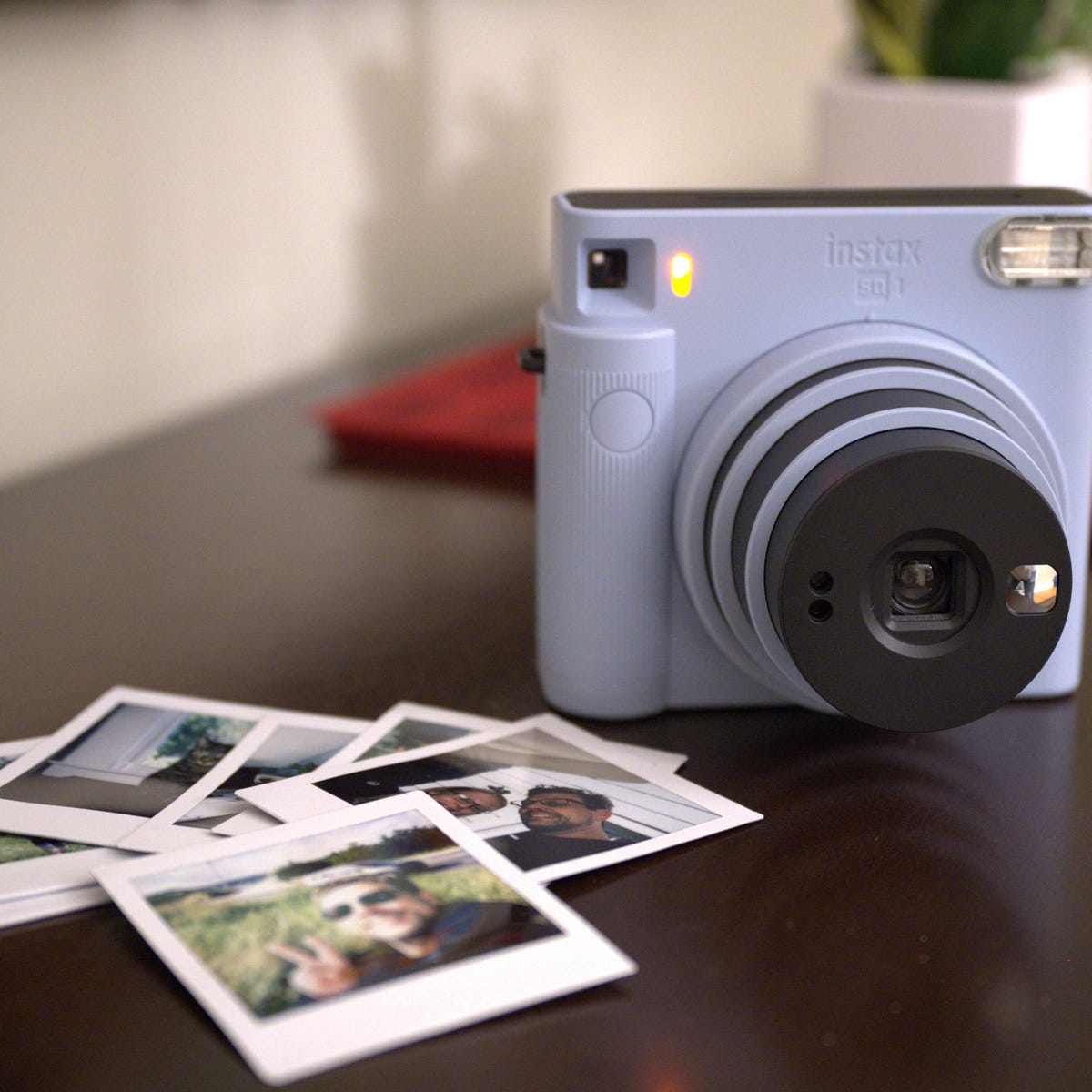 passagier Waakzaam Oeps Fujifilm Instax Square SQ1 simplifies selfies for instant film fans - CNET