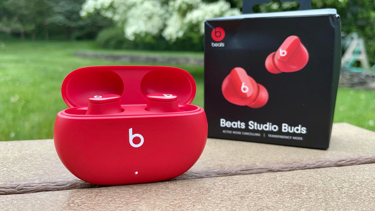 beats-studio-buds-red-with-box