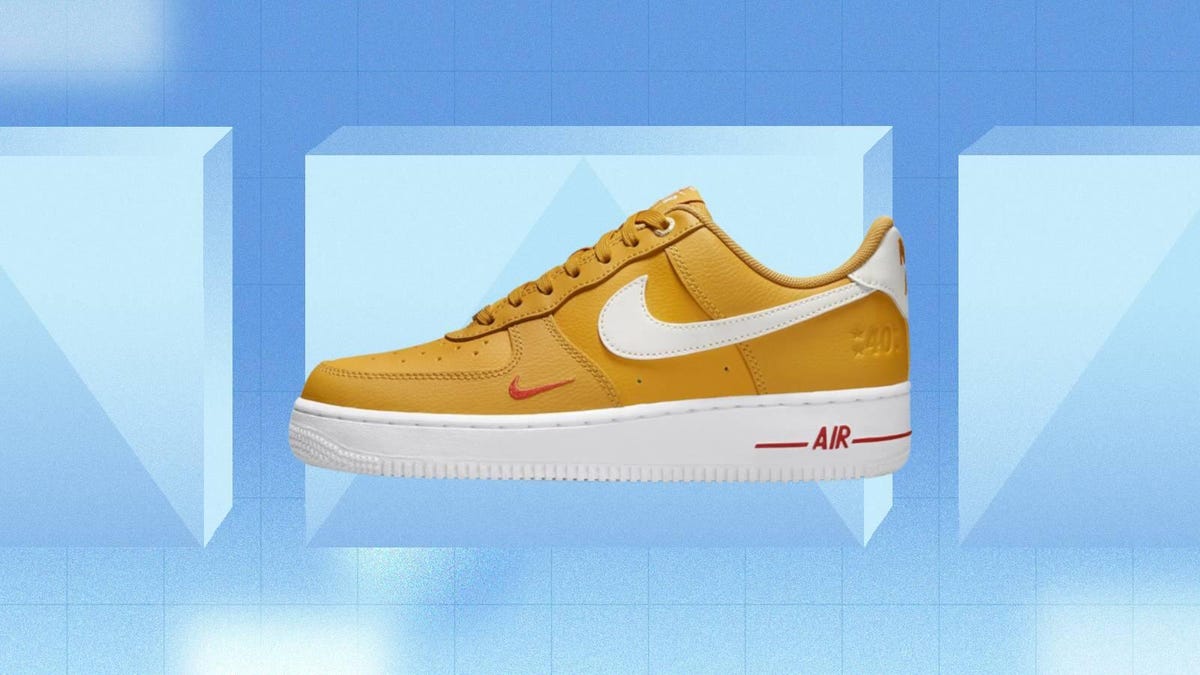 Nike Air Force 1 '07 SE shoes are displayed against a blue background.