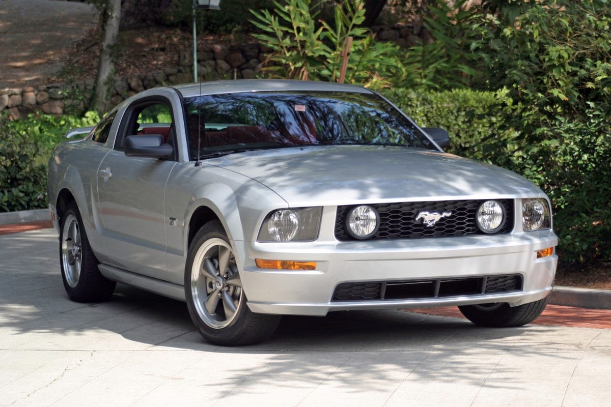 2005_Ford_Mustang_GT_silver_CN333922-006.jpg