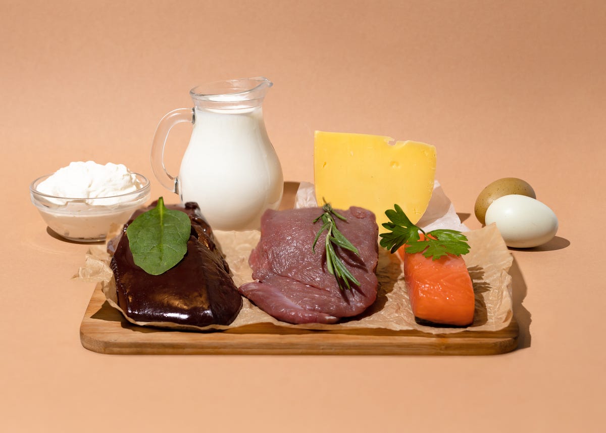 Alimentos ricos en vitamina B12 como el hígado, el queso y la leche.