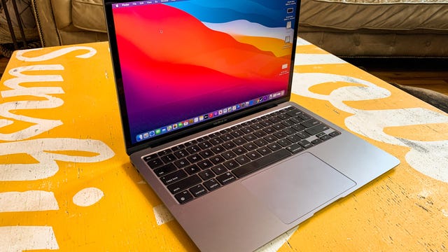 MacBook Air M1 sobre una mesa
