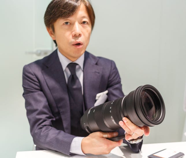 Sigma CEO Kazuto Yamaki Photokina shows the new company's new 150-600mm lens at Photokina.
