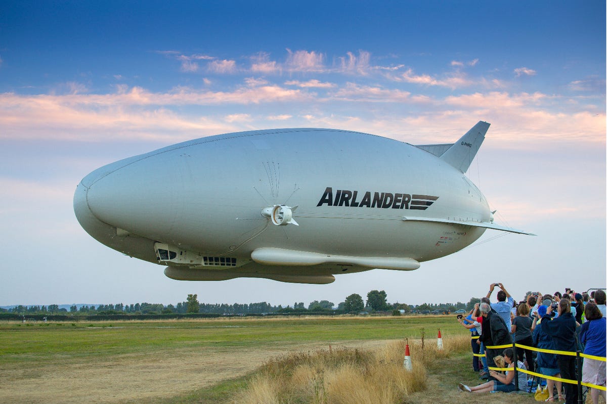airlander-take-off-with-crowd.jpg
