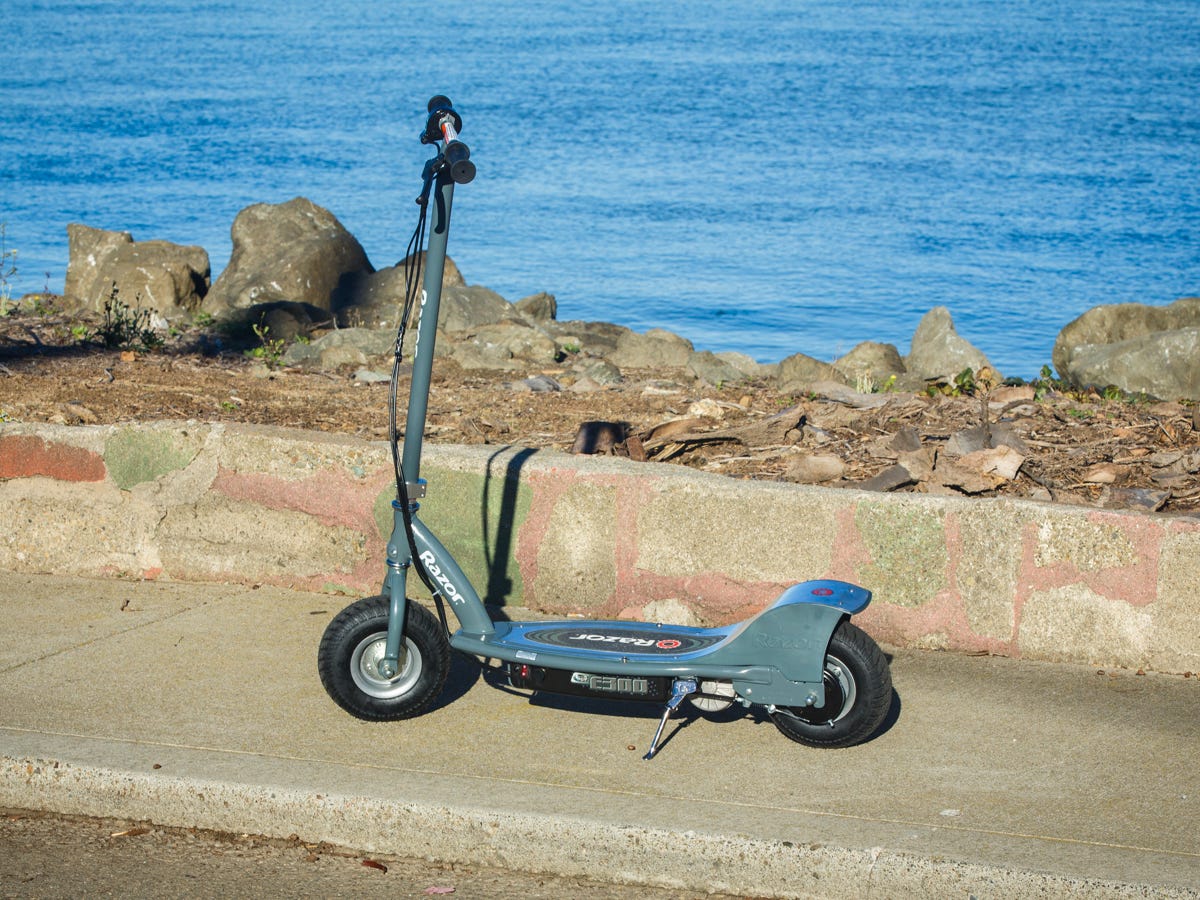 Nauwkeurig Zegenen Afgeschaft Razor E300 electric scooter review: Razor E300 electric scooter lacks the  features to reach its potential - CNET