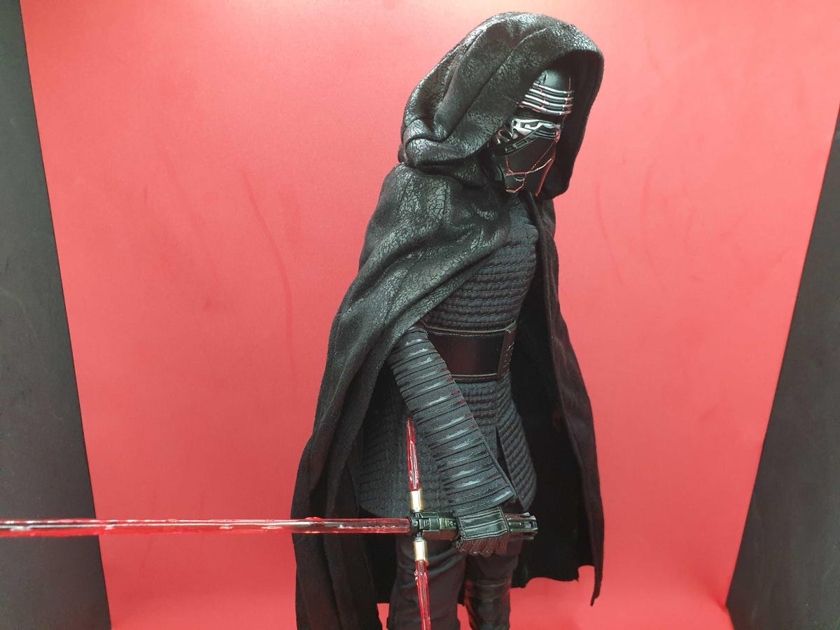 Hot Toys Kylo Ren from The Rise of Skywalker reverse grip