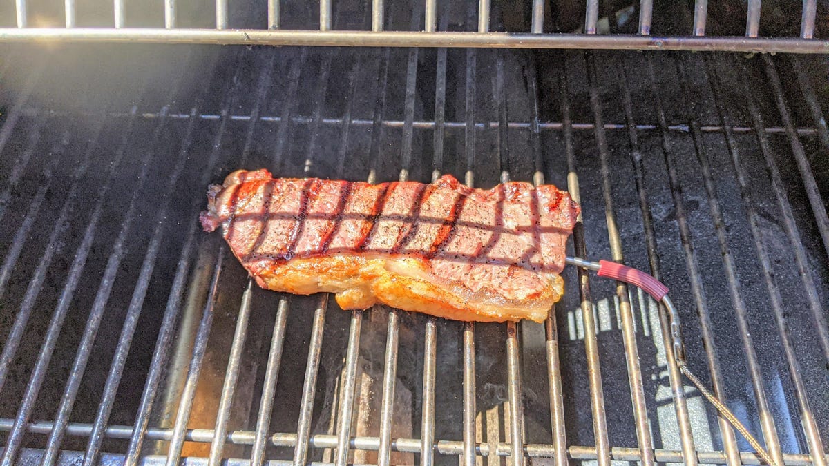 Weber SmokeFire EX6_steak 1