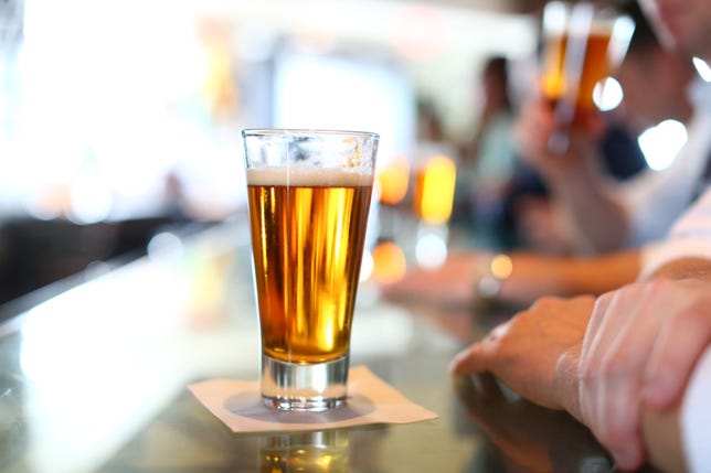 gettyimages-glass-of-beer-at-bar.jpg