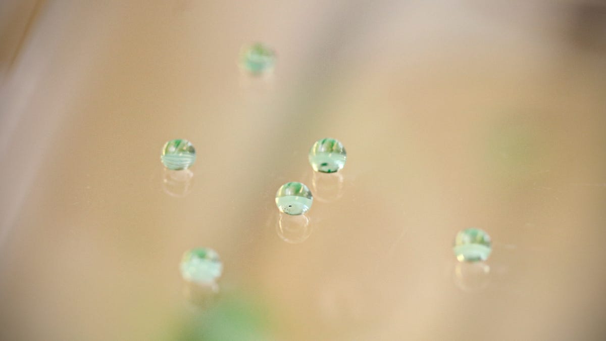superhydrophobic-water-droplets.jpg