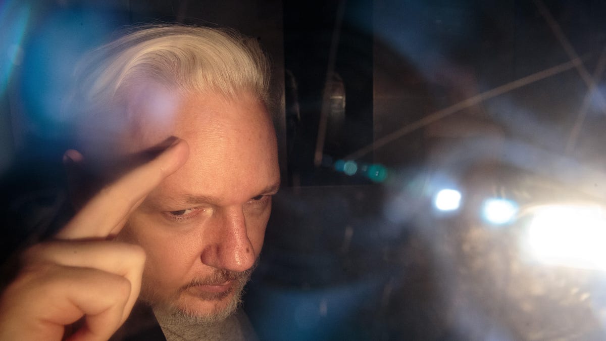 assange-gettyimages-1140452204