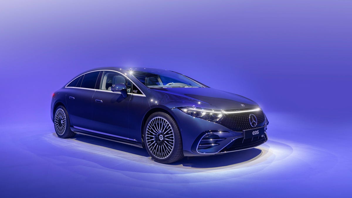 2022 Mercedes-Benz EQS electric sedan looks stunning under studio