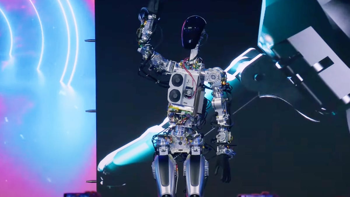 Un robot Tesla Optimus agita un brazo