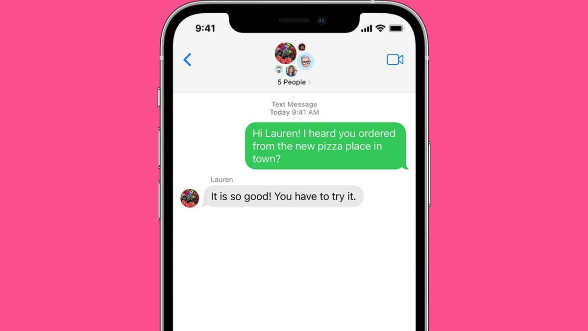 iPhone que muestra un chat grupal que tiene un usuario de Android