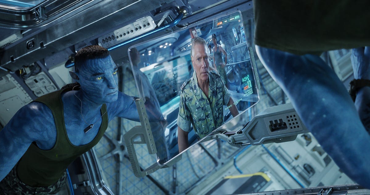 Le clone Na'vi du colonel Miles Quaritch regarde un message vidéo de lui-même dans Avatar : la voie de l'eau