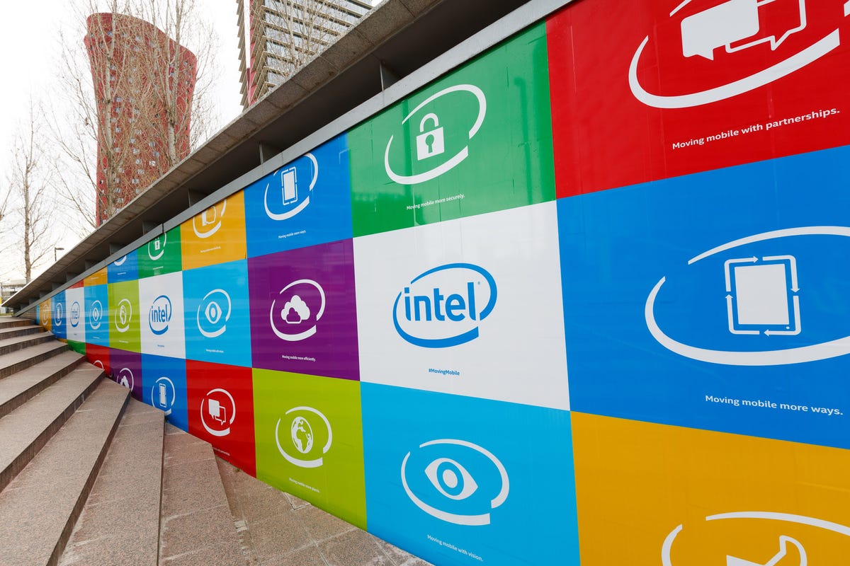 The flat look isn't just for newer versions of Windows, Android, and iOS. Intel, too, adopted the look for its ads near the Fira Gran Via.