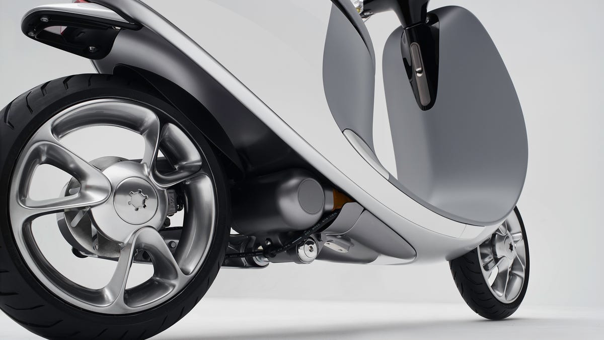 4-quarter-view-back-gogoro-smartscooter-quarter-view-from-back-right-ground-view-on-white.jpg