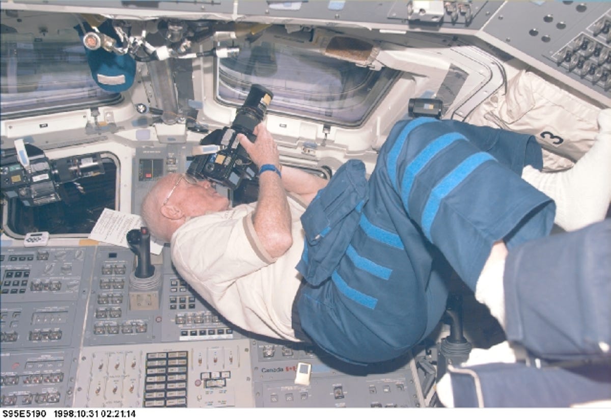 Glenn_photographs_Earth_STS-95_-_NASA.jpg