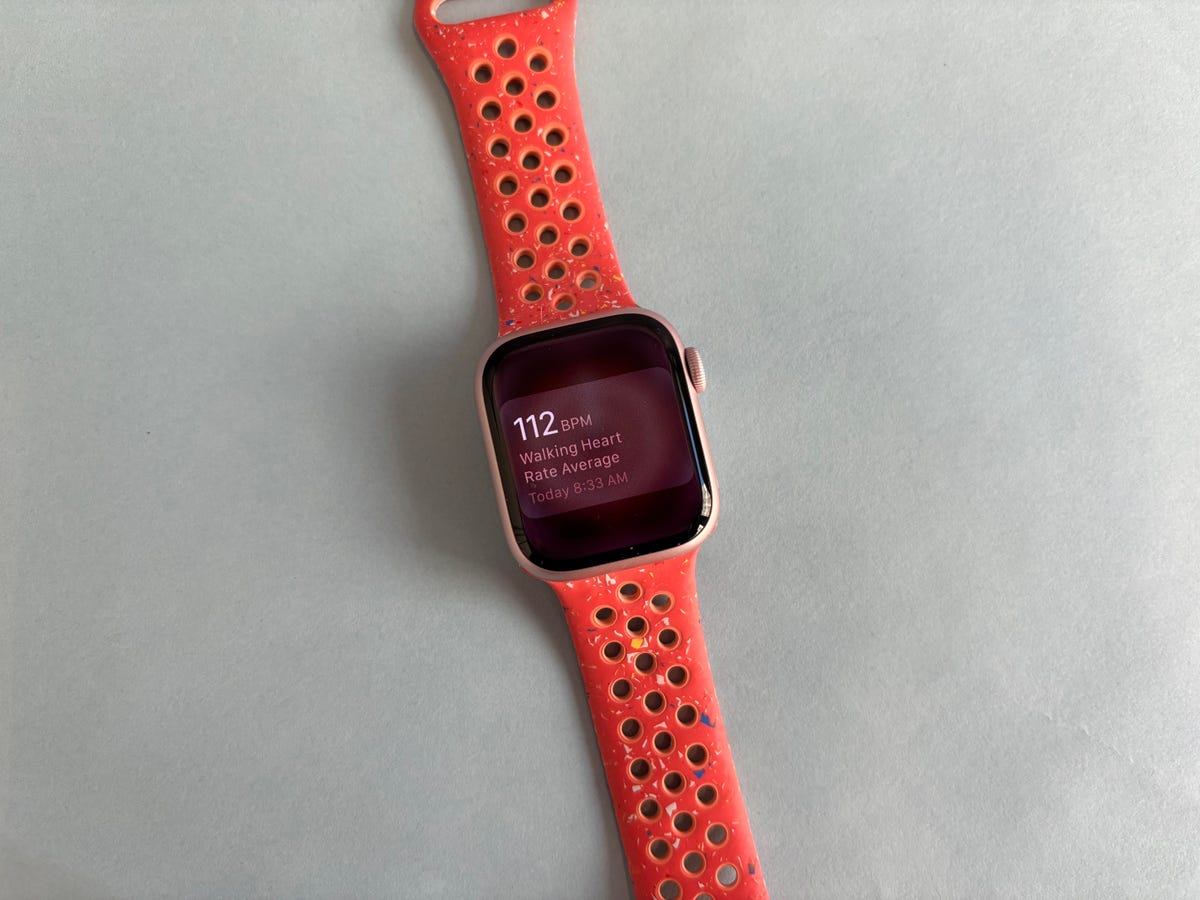 El Apple Watch Series 9 sobre un fondo gris azulado.