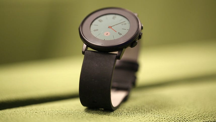 Pebble Time Round is a sleek round watch, with compromises