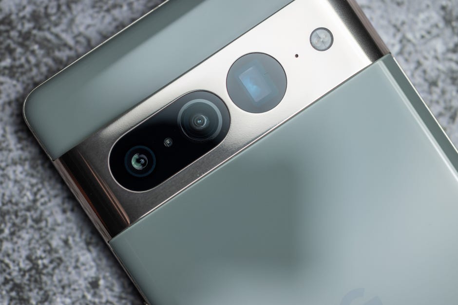 Gros plan sur la barre de caméra et les caméras du Google Pixel Pro