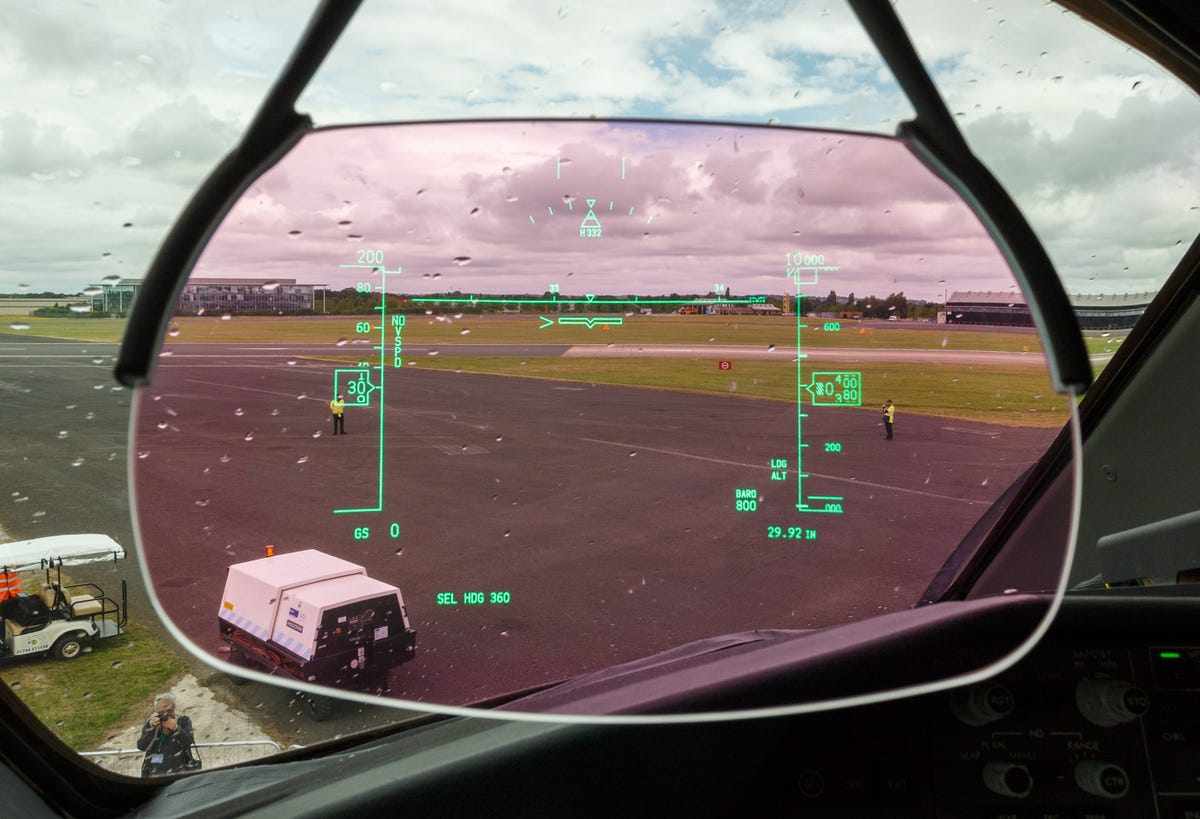 The 787-9's head-up display (HUD) overlays electronic information such as the horizon line on the pilot's view of the world.
