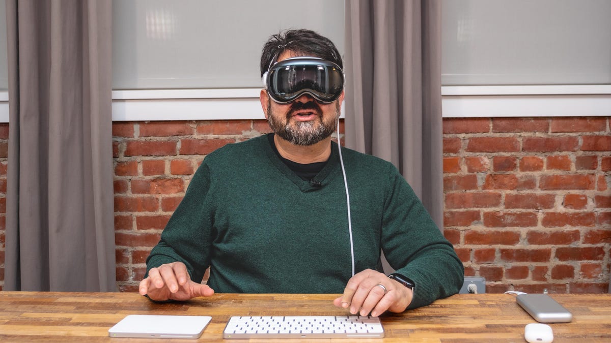 Apple Vision Pro AR/VR headset