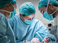 <p>Surgeons in the operating room. Researchers at the University of Maryland believe rapidly cooling the body could put patients into a state of suspended animation.&nbsp;</p>