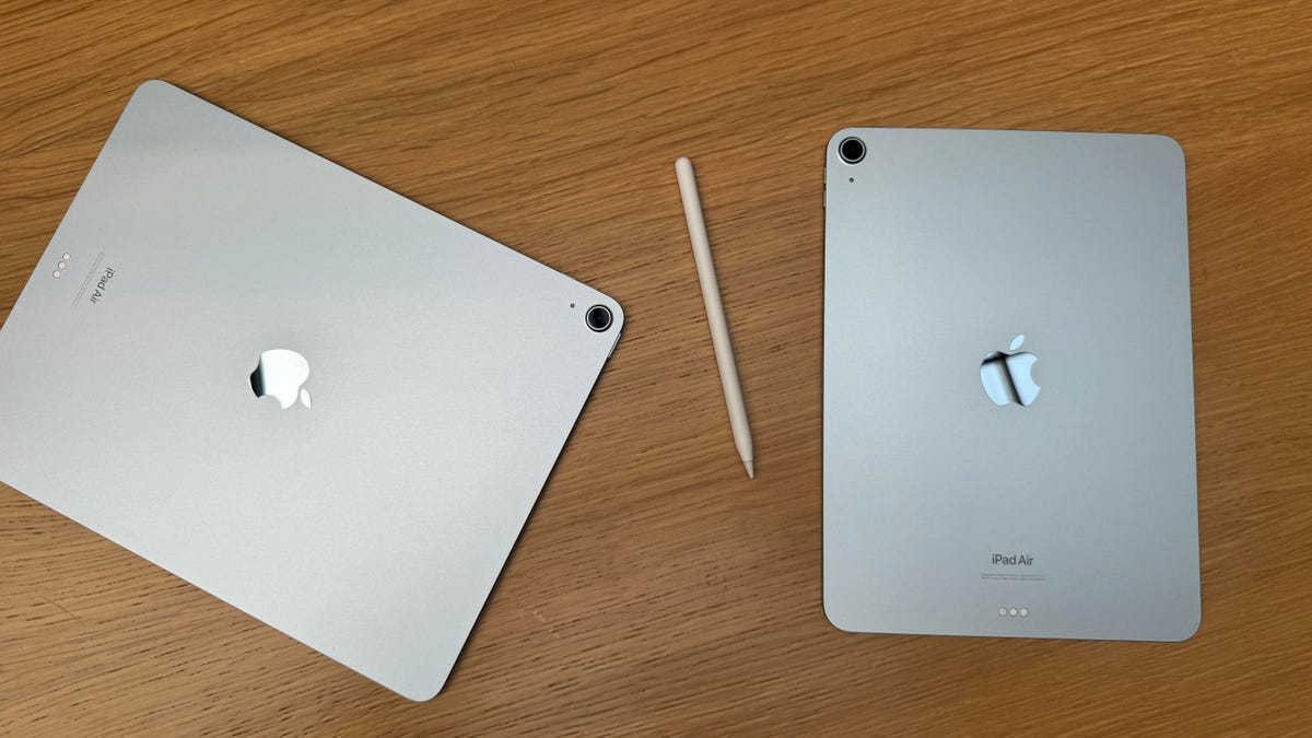 Modelos de iPad Air, olhando para a parte traseira, em uma mesa de madeira