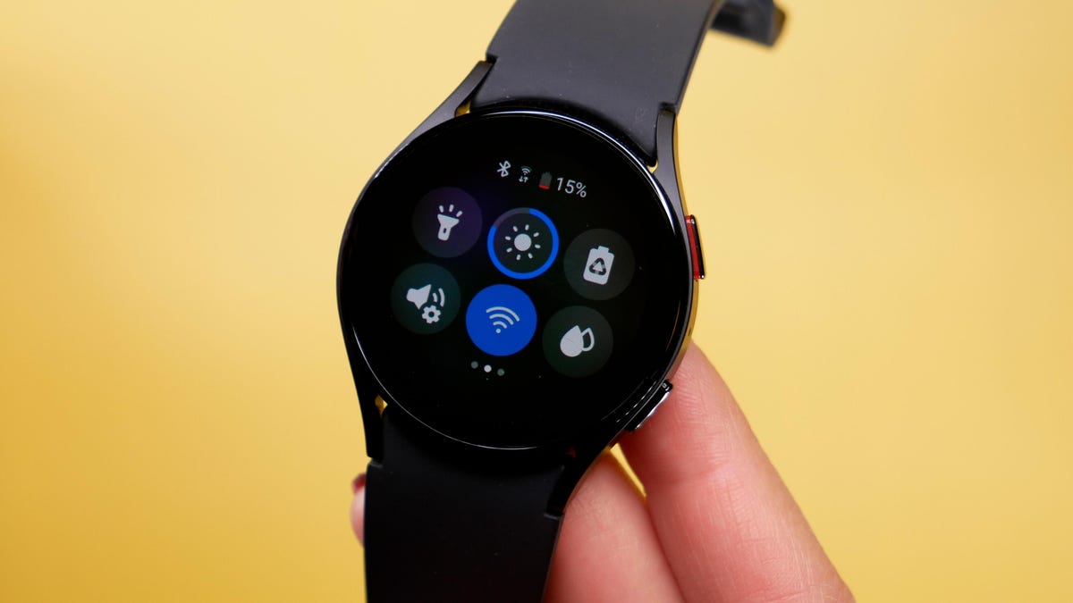 Galaxy Watch 5 watch face showing icons including flashlight and battery power