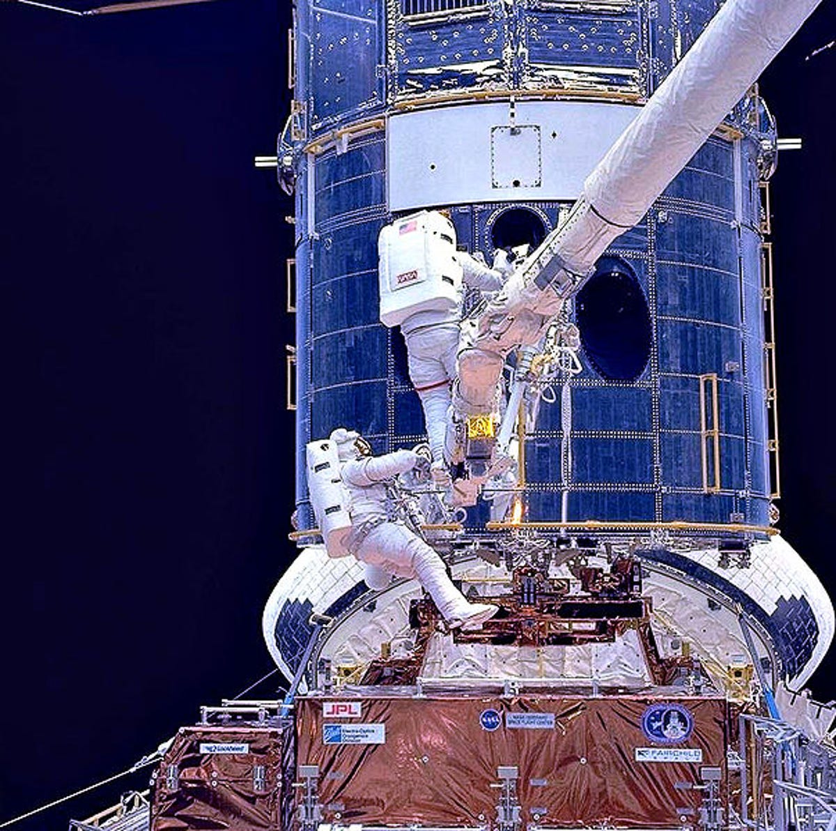 603px-Upgrading_Hubble_during_SM1.jpg